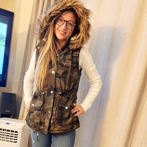 NWT Stoosh Sherpa & Faux Fur Lined Camo Puffer Vest - Medium
